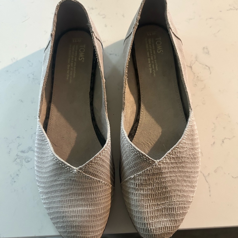 TOMS Women's Textured Cream Loafers